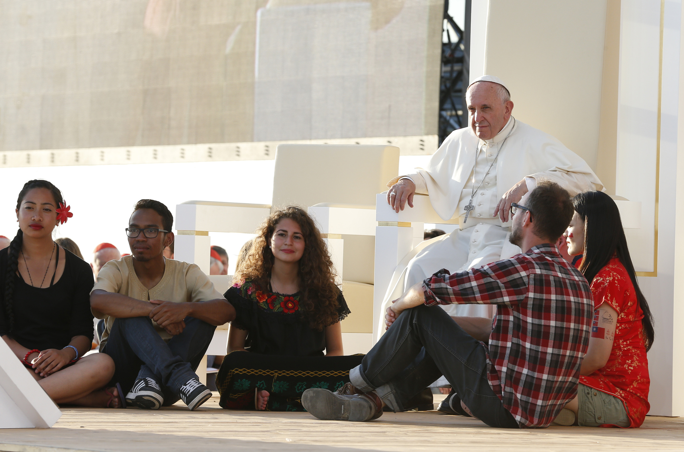Pope sits with pilgrims