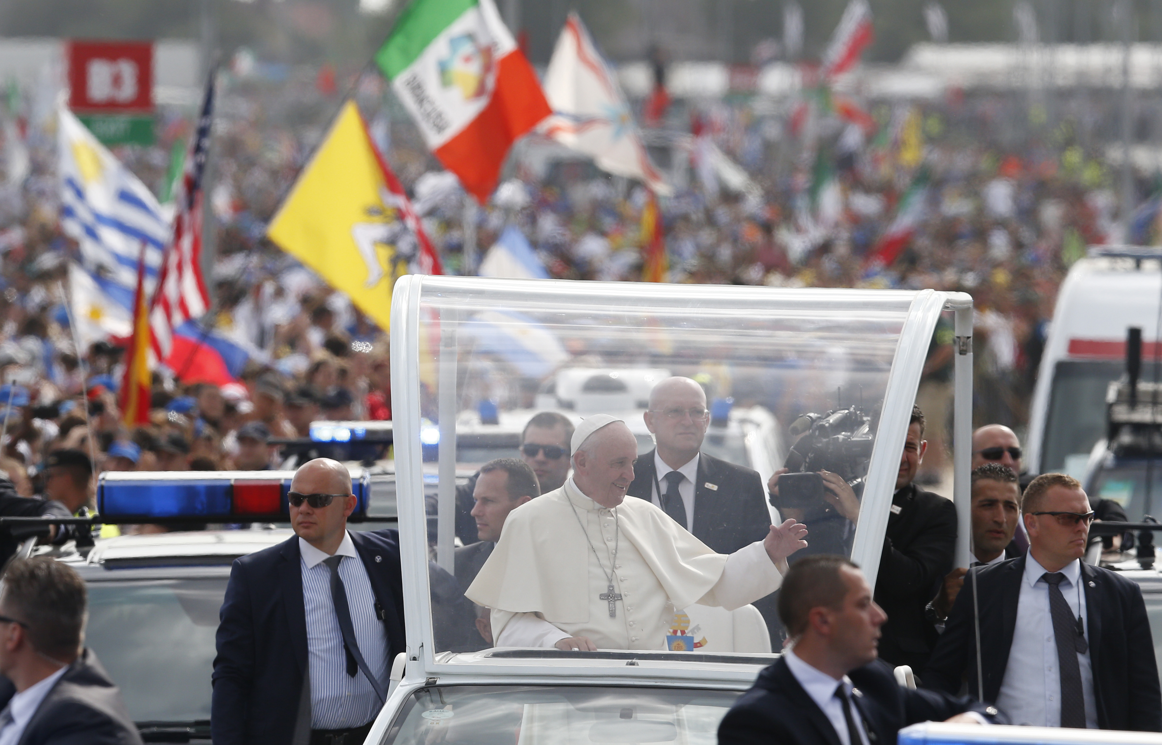 Pope arrives at closing Mass
