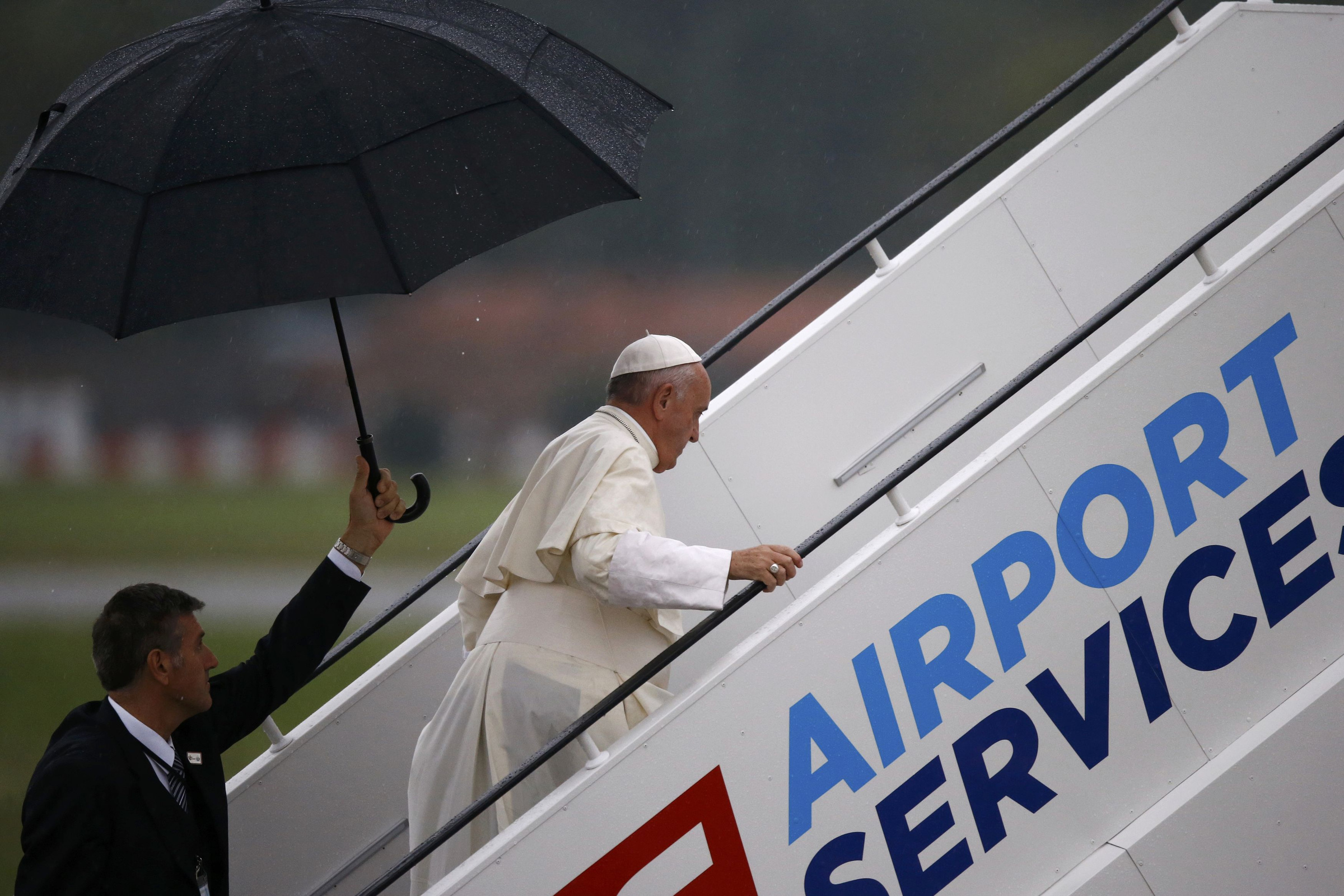 Pope bids farewell to Krakow