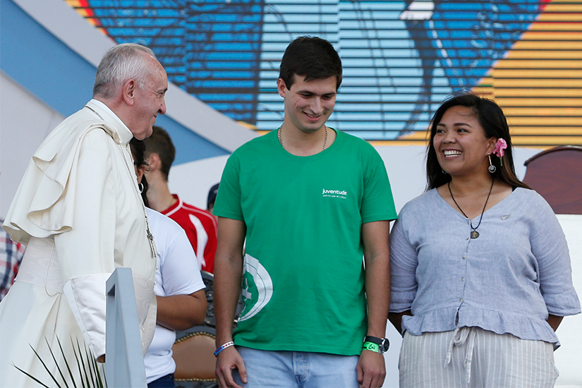 Pope with youth 
