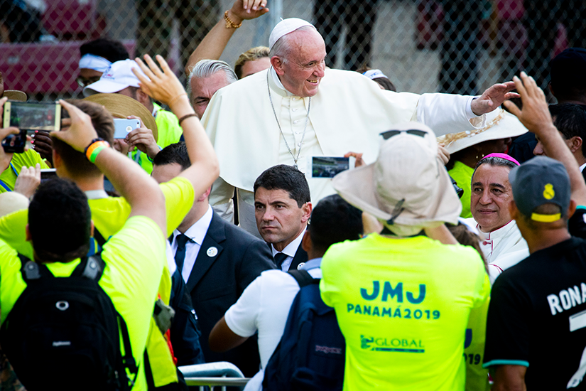 Pope Francis meets volunteers